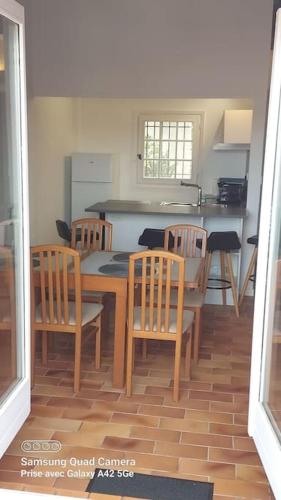 une cuisine avec une table et des chaises et une cuisine avec un comptoir dans l'établissement les horizons, à Vallauris