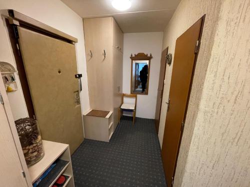 pasillo de una habitación con puerta y silla en Apartmán Kamýk, en Praga