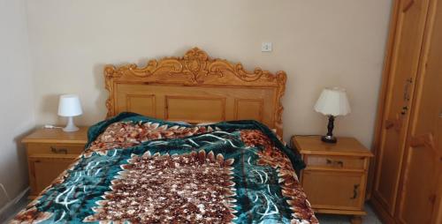 阿斯马拉Guest House in Asmera的卧室里有一张带木质床头板的床