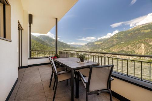 a balcony with a table and chairs and mountains at Ortsried-Hof in Laces