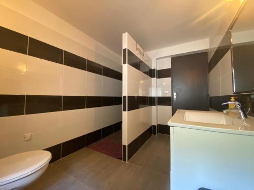 un baño con inodoro y lavabo en Bas de villa - Canella, en Sari Solenzara
