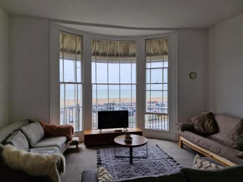 Ruang duduk di Sea view apartment Hastings