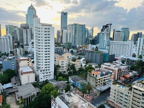 een luchtfoto van een stad met hoge gebouwen bij Affordable Serviced Apartment Nana - Omni Tower Sukhumvit location in Bangkok