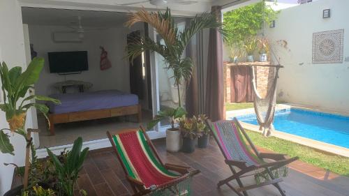 a bedroom with a pool and two chairs and a bed at Casa Intensamente in Jesús María
