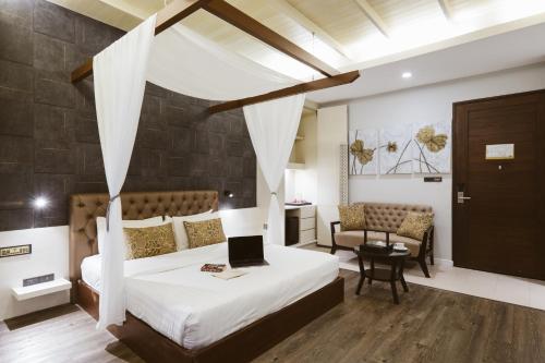 Postel nebo postele na pokoji v ubytování De Chai Colonial Hotel & Spa - SHA Plus