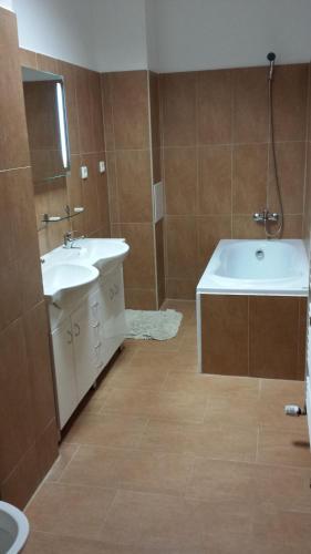 a bathroom with two sinks and a bath tub at Penzion 324 in Štoky