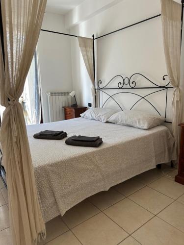 een slaapkamer met een bed met twee handdoeken erop bij Claudio appartamento Pescara in Pescara