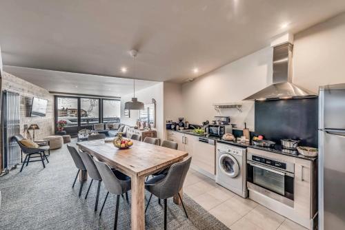 une cuisine avec une table et une salle à manger dans l'établissement Résidence Palafour - Appartements «Palafour Lodges» MAE-0184, à Tignes