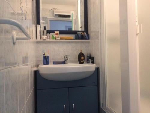 une salle de bain avec un lavabo et un miroir dans l'établissement Résidence Arzerier - Grand studio pour 4 personnes MAE-4674, à Montgenèvre