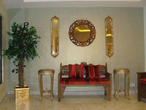 a living room with a bench and a mirror at New Rafi Hotel in Amman