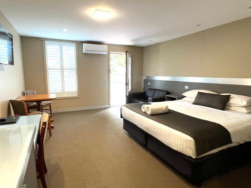 Postel nebo postele na pokoji v ubytování Seacombe House Motor Inn Port Fairy