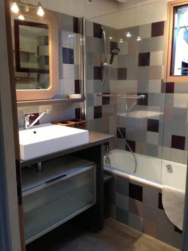 une salle de bain avec un lavabo, une douche et une baignoire dans l'établissement Maison 6 pers 3 Chb avec jardin, proche Golf Hossegor, à Capbreton