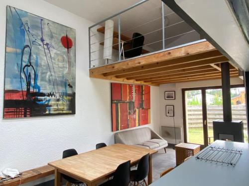 un salon avec une table et un canapé dans l'établissement Maison 6 pers 3 Chb avec jardin, proche Golf Hossegor, à Capbreton