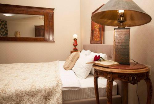 Esther House Hotel Museumにあるベッド