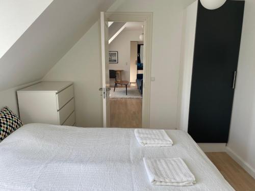 コペンハーゲンにあるCozy Apartment with Prime Location in Østerbroのベッドルーム1室(ベッド1台、タオル2枚付)