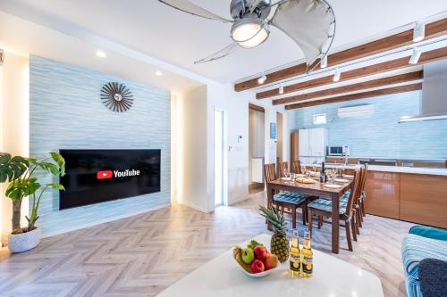 a living room with a fireplace and a dining room at Daikyo Engtsuto Villa in Shirahama