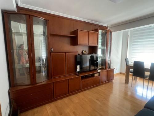 ブルゴスにあるGlorieta del Peregrino en Burgosのリビングルーム(大きな木製エンターテイメントセンター付)