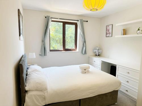 a bedroom with a bed with a teddy bear on it at Oxford University Centre Lovely House in Oxford
