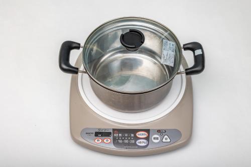 a pot sitting on top of a toaster oven at Daikyo Engtsuto Villa in Shirahama