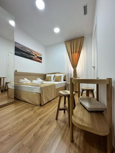 ein Schlafzimmer mit einem Bett und einem Tisch und Stühlen in der Unterkunft MI CASA ES TU CASA in Hospitalet de Llobregat