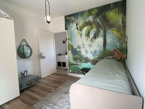 - une chambre avec une fresque murale sur les palmiers dans l'établissement Villa moderne avec piscine à 10min Cannes, à Mougins