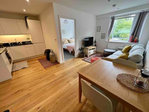 Η κουζίνα ή μικρή κουζίνα στο BeeStay - Cosy 1 bed flat in the heart of Cheadle Hulme