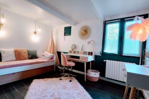 - une petite chambre avec un lit et un bureau dans l'établissement Escapade Côtière 11 couchages à 5 min des Plages, à Cagnes-sur-Mer