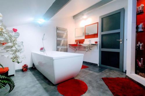 une salle de bain avec une baignoire blanche et un lavabo dans l'établissement Escapade Côtière 11 couchages à 5 min des Plages, à Cagnes-sur-Mer