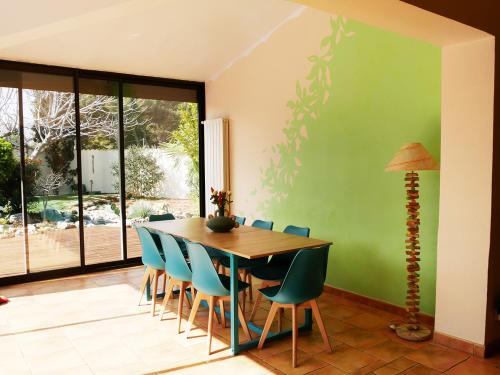 Charmante villa avec piscine tout près de l'étang.