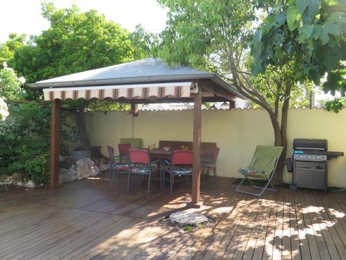 Charmante villa avec piscine tout près de l'étang.