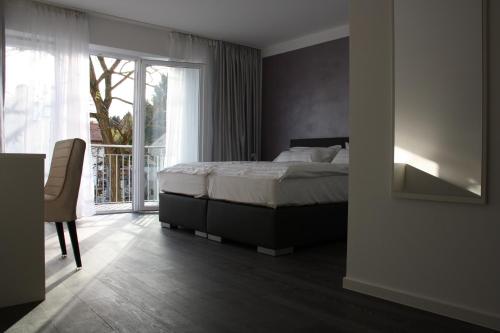 1 dormitorio con cama y ventana grande en Victoria Living, en Jockgrim