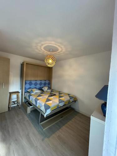 une chambre avec un lit dans une pièce avec un plafond dans l'établissement studio au calme avec piscine, à Fréjus