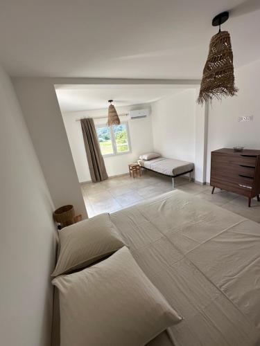 เตียงในห้องที่ Bergerie avec spa vue montagne