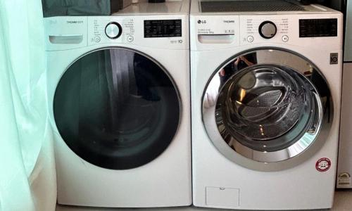 a washing machine and a dryer sitting next to each other at Gwangan Neogeo House in Busan