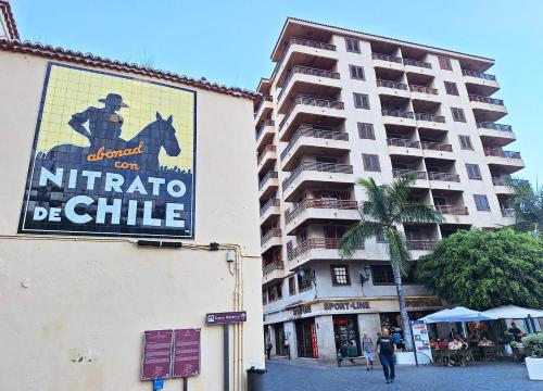 un grand immeuble d'appartements avec un panneau sur son côté dans l'établissement Pem House, apartamento con vistas al mar, à Santa Cruz de la Palma