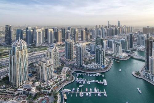 Stylish 3BR Apartment in Dubai Marina with Pool, Gym, and Views