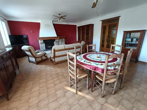 Una sala de estar con mesa de comedor y sillas. en Véritable maison de campagne nouvellement rénovée au pied du Lubéron, en Cheval Blanc