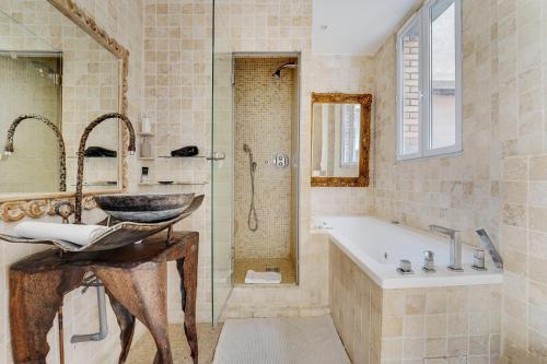 une salle de bain avec un lavabo, une baignoire et une douche dans l'établissement Joli 90m2 - 2 ch proche Champs-Elysees, climatise, à Neuilly-sur-Seine
