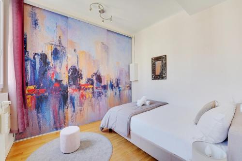 une chambre blanche avec un grand tableau sur le mur dans l'établissement Joli 90m2 - 2 ch proche Champs-Elysees, climatise, à Neuilly-sur-Seine