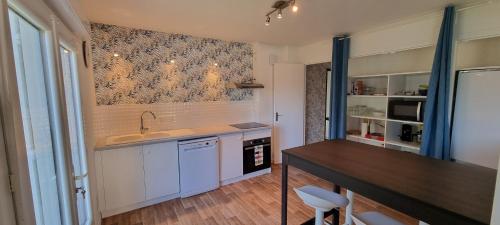 une cuisine avec un évier et un plan de travail dans l'établissement Ma Retz Basse, à Pornic