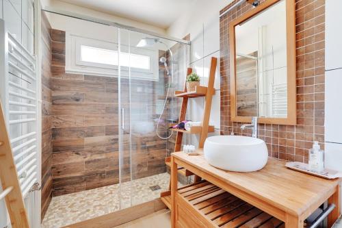 une salle de bain avec un lavabo et une douche dans l'établissement Familial Spacieux 2ch avec Parking Prive Sup, à Paris