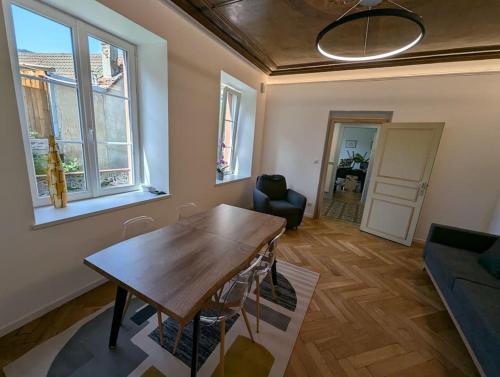 un salon avec une table et un canapé dans l'établissement Petite perle Maison de Maître, à Sainte-Marie-aux-Mines