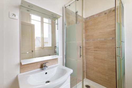 une salle de bain avec un lavabo et une douche dans l'établissement Cozy house with garage & large garden, PARIS Center 30min RER A, Orly airport, à Limeil-Brévannes