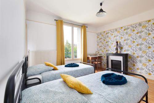 - une chambre avec 3 lits et une cheminée dans l'établissement Cozy house with garage & large garden, PARIS Center 30min RER A, Orly airport, à Limeil-Brévannes