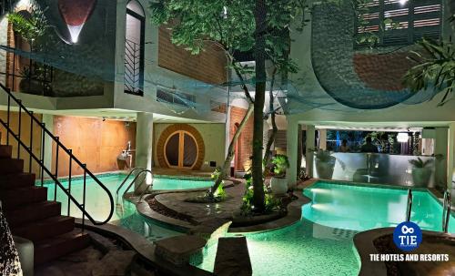 Bazén v ubytování Eden Beach Resort - TIE Hotels & Resorts nebo v jeho okolí