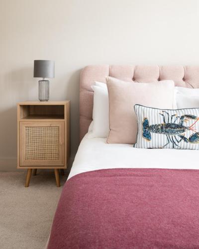 Una cama o camas en una habitación de Luxury Family Home in Central Windsor with Large Garden, Games Room, Office, Parking & Pet-Friendly
