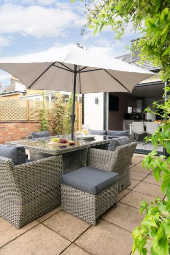 Un lugar para sentarse en Luxury Family Home in Central Windsor with Large Garden, Games Room, Office, Parking & Pet-Friendly