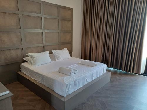 Una cama o camas en una habitación de Principotes Ksamil Luxury Suites
