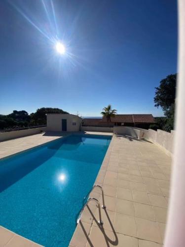 - une grande piscine bleue au-dessus d'une maison dans l'établissement Superbe appartement 2 pièces avec piscine et parking, proche de la mer, à Villeneuve-Loubet