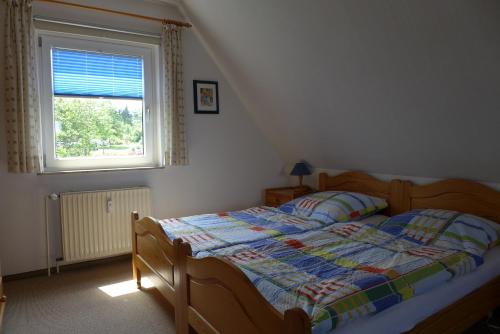 ein Schlafzimmer mit einem Bett und einem Fenster in der Unterkunft Ferienwohnung Parkresidenz in Goslar